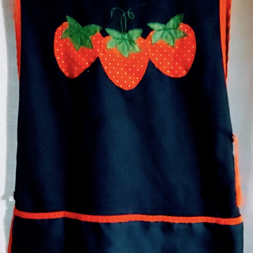 A strawberry apron ties in front or back ,however u like it